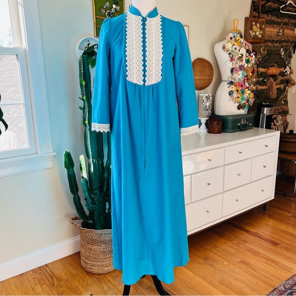 Vintage 60s/70s Blue Terry Cloth House Dress Loungewear Robe w/ White Lace Trim - Picture 5 of 13